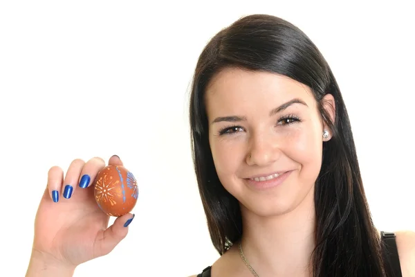 Jeune femme avec oeuf de Pâques — Photo