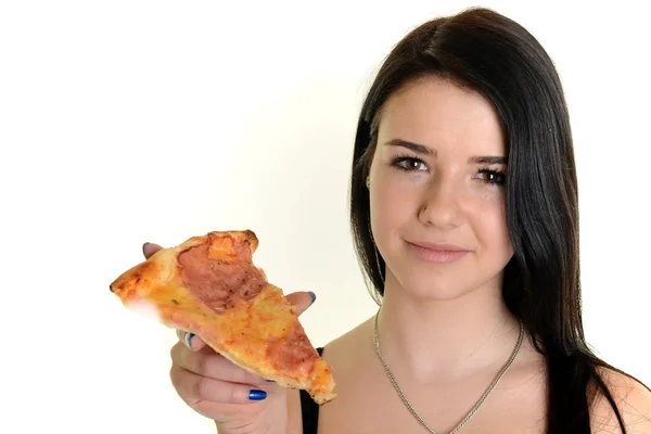 Tjej äter en läcker pizza — Stockfoto