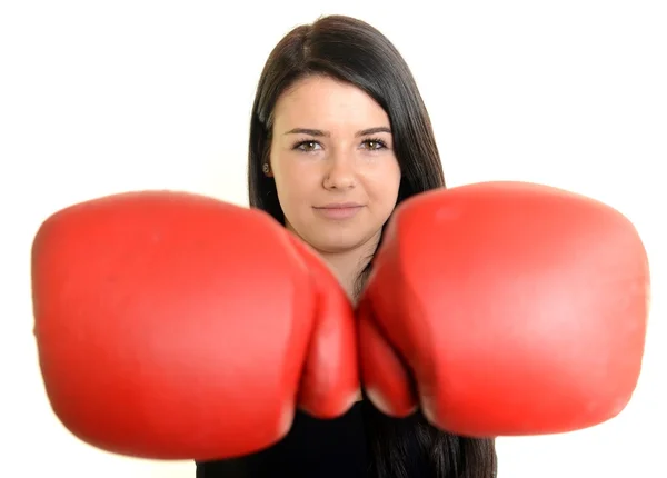Mujer hermosa joven con guantes de boxeo en el entrenamiento aislado en blanco — Foto de Stock