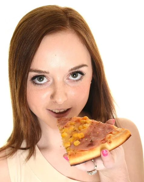 Mädchen isst eine leckere Pizza — Stockfoto