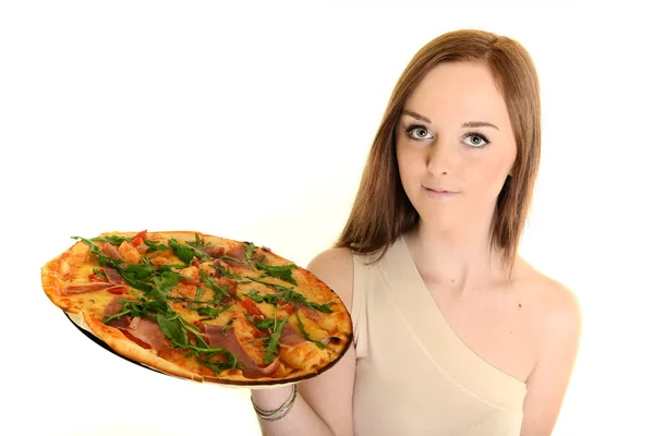 Девушка ест вкусную пиццу — стоковое фото