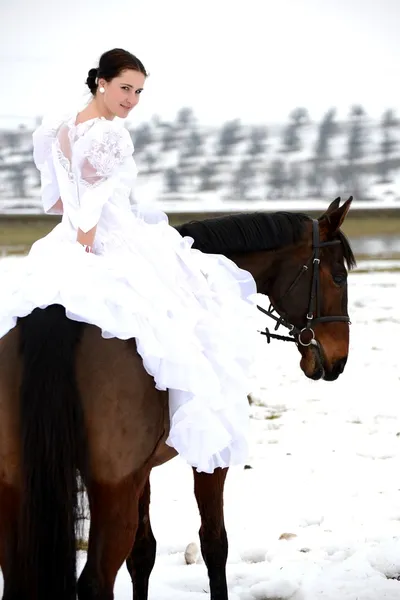 Ritratto di una bella sposa e cavallo — Foto Stock