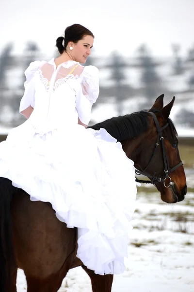 Portrait d'une belle mariée et cheval — Photo