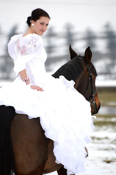 Retrato de una hermosa novia y caballo —  Fotos de Stock