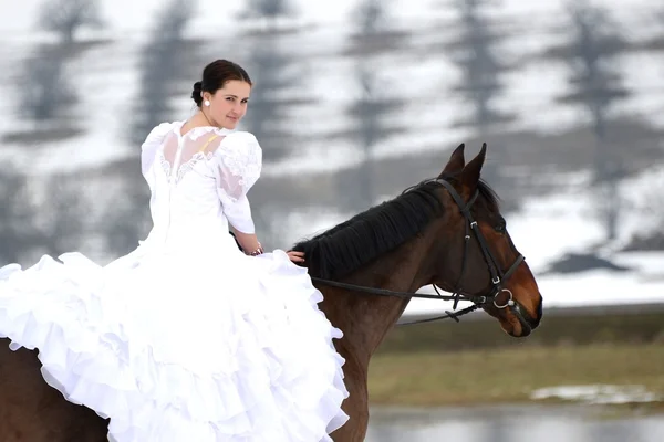 Retrato de una hermosa novia y caballo — Foto de Stock