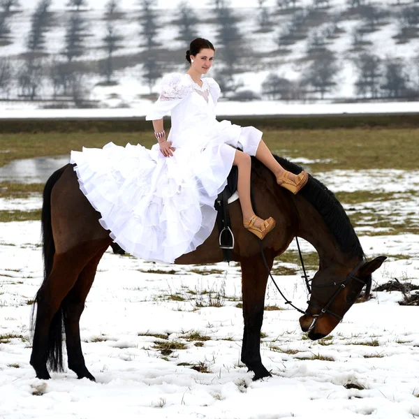 美しい花嫁と馬の肖像画 — ストック写真