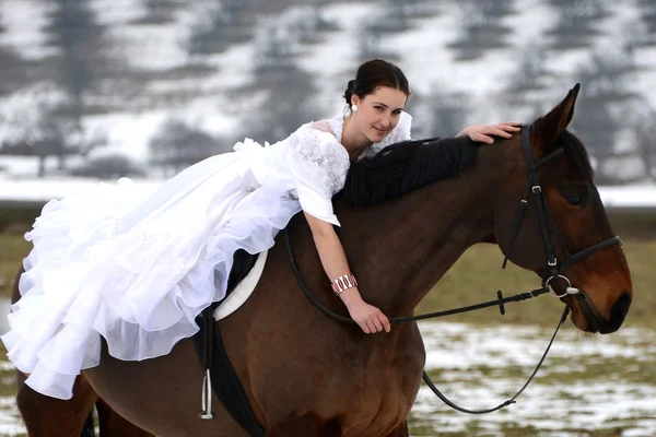 Ritratto di una bella sposa e cavallo — Foto Stock