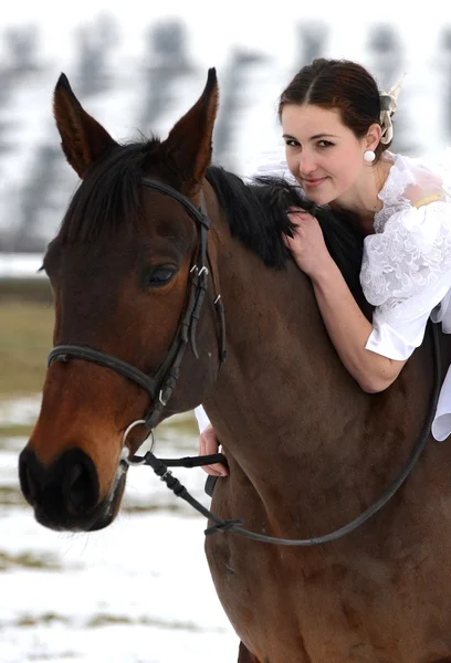 美しい花嫁と馬の肖像画 — ストック写真