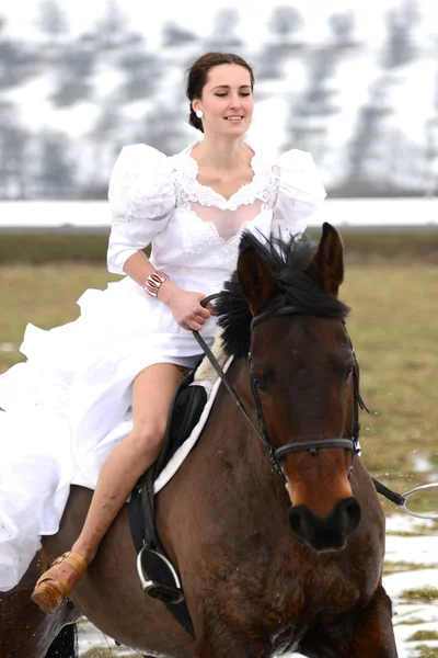 Portret pięknej narzeczonej i koń — Zdjęcie stockowe
