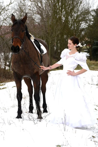 Portrét krásné nevěsty a koně — Stock fotografie