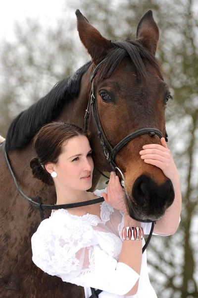 Портрет красивой невесты и лошади — стоковое фото
