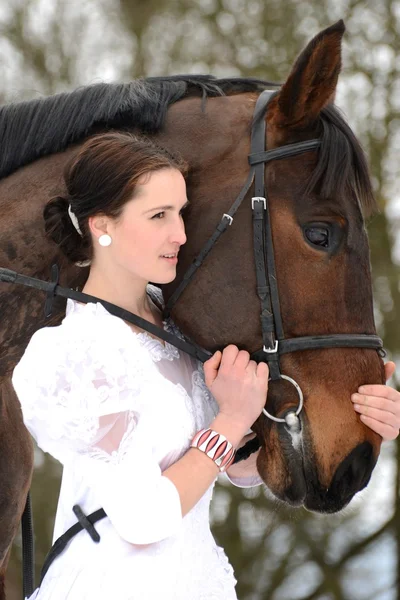 Retrato de una hermosa novia y caballo — Foto de Stock