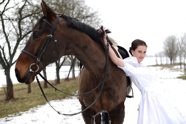 Retrato de uma bela noiva e cavalo — Fotografia de Stock