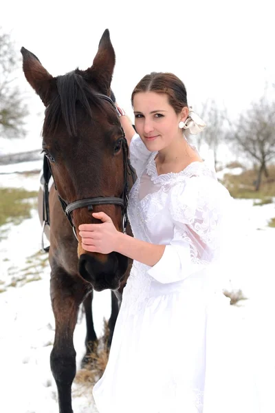 一个美丽的新娘和马的肖像 — 图库照片