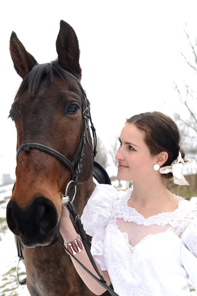 Porträt einer schönen Braut und eines Pferdes — Stockfoto