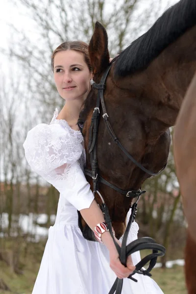一个美丽的新娘和马的肖像 — 图库照片