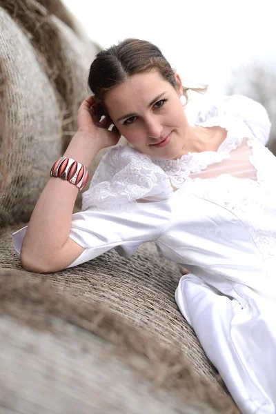 Retrato de una hermosa novia y caballo — Foto de Stock