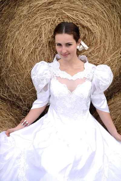 Portret van een mooie bruid en paard — Stockfoto