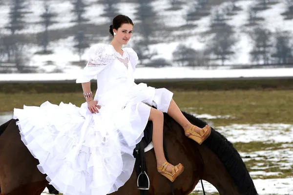 Retrato de uma bela noiva e cavalo — Fotografia de Stock