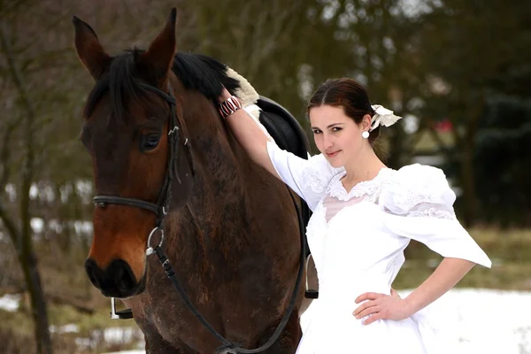 Retrato de una hermosa novia y caballo —  Fotos de Stock