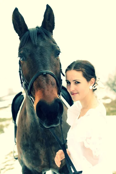 Retrato de una hermosa novia y caballo —  Fotos de Stock