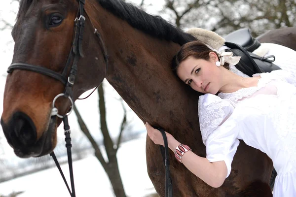Retrato de una hermosa novia y caballo —  Fotos de Stock