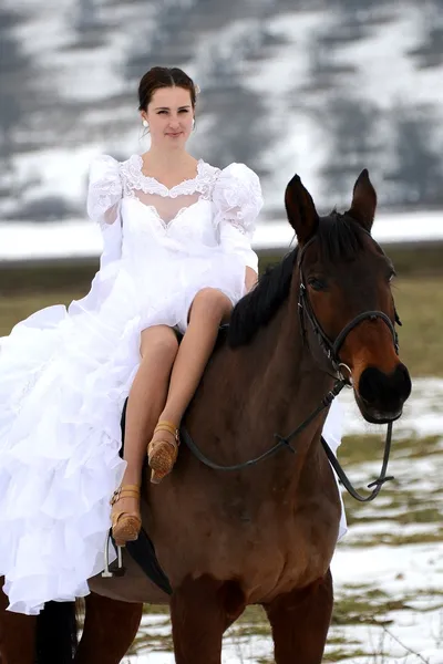 Retrato de uma bela noiva e cavalo — Fotografia de Stock