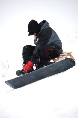 snowboard binmek çalışan genç adam