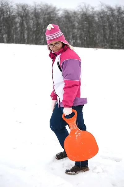 Femme avec bobsleigh — Photo