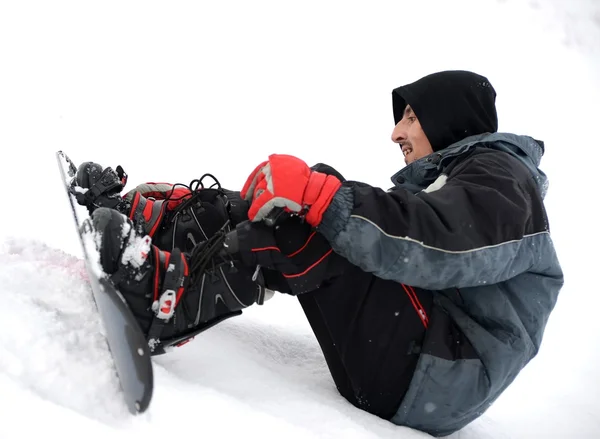 Jovem tentando andar de snowboard — Fotografia de Stock