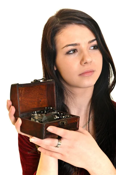 Joven mujer caucásica y joyero retro — Foto de Stock