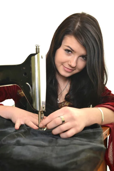 Молода біла жінка використовує швейну машинку . — стокове фото