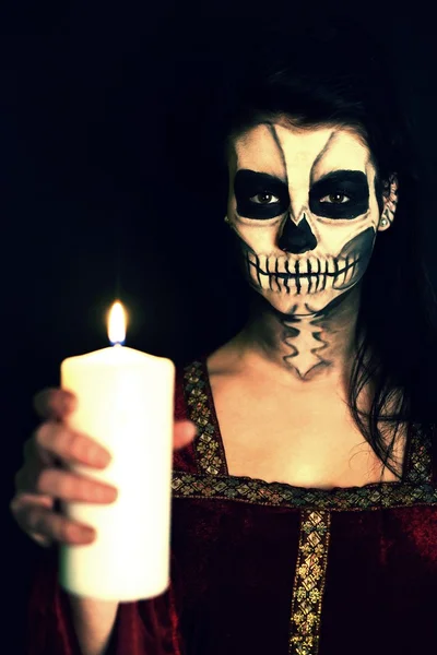 Hororové scény děsivé ženy s svíčka — Stock fotografie