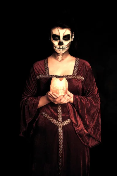 Hororové scény děsivé ženy s svíčka — Stock fotografie