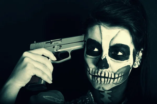 Ragazza con pittura cranio maschera morta con pistola — Foto Stock