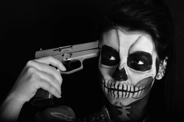 銃を持つ死んだマスク頭骨の絵画を持つ少女 — ストック写真