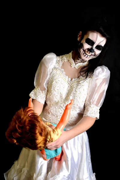 Meisje met schilderen dode masker schedel met pop — Stockfoto