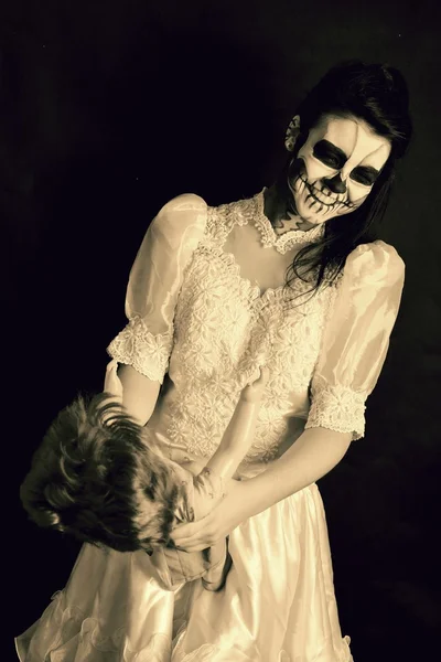 Dívka s obraz mrtvé maska lebka s panenkou — Stock fotografie