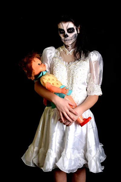 Fille avec peinture mort masque crâne avec poupée — Photo