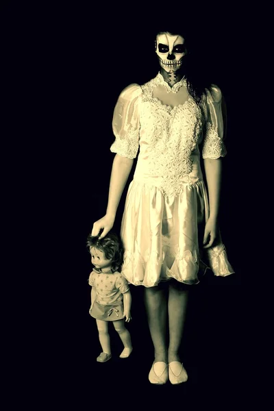 Κορίτσι με τη ζωγραφική Νεκρά μάσκα κρανίο με κούκλα — Φωτογραφία Αρχείου