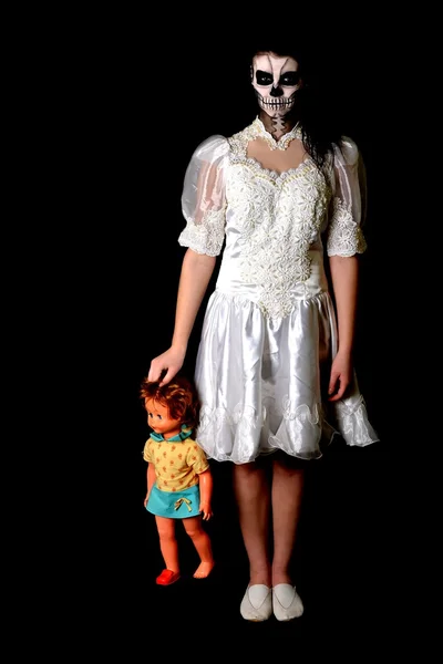Ölü maske kafatası bebek ile boyama ile kız — Stok fotoğraf