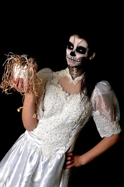 Jonge vrouw in de dag van het dode masker schedel gezicht kunst — Stockfoto
