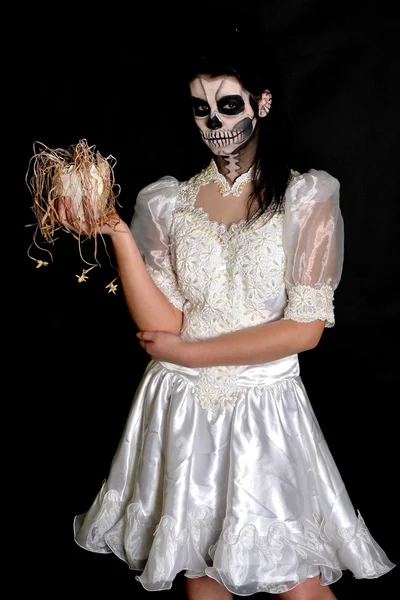 Giovane donna in giorno della maschera morta cranio faccia arte — Foto Stock