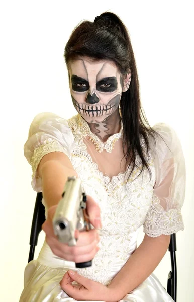 Fille avec peinture mort masque crâne avec pistolet — Photo