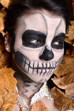 ölü maske kafatası ile yaprakları boya ile kız