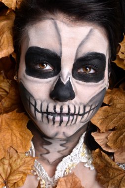 ölü maske kafatası ile yaprakları boya ile kız