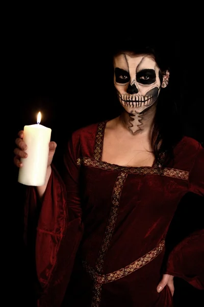 Cena de terror de uma mulher assustadora com vela — Fotografia de Stock