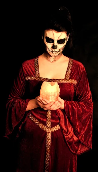 Scena di orrore di una donna spaventosa con candela — Foto Stock