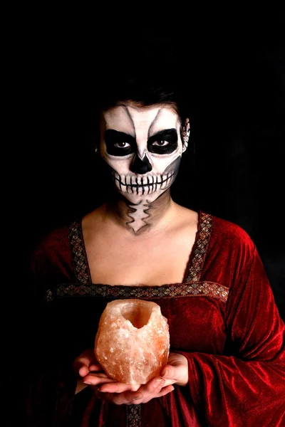 Horror scène van een enge vrouw met kaars — Stockfoto