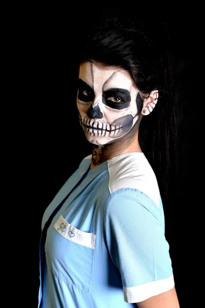 Enfermeira com pintura máscara morta crânio — Fotografia de Stock